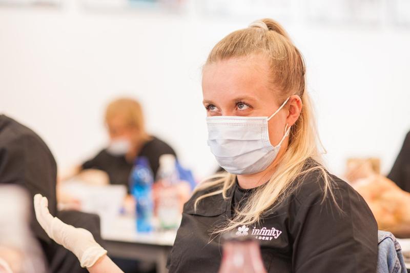 Účastníčka sleduje ukážku lektora