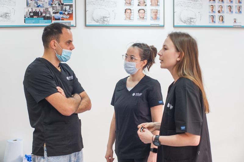 Lektor v rozhovore s účastníčkami pred začiatkom kurzu